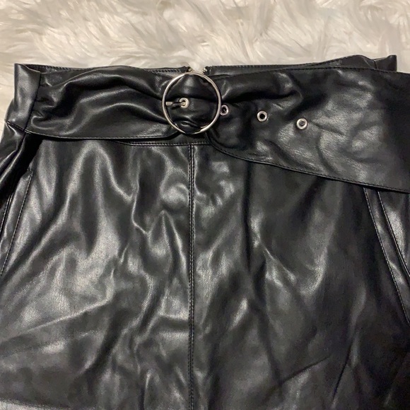 Black Belted Faux Leather Skirt 🖤 - Picture 3 of 6